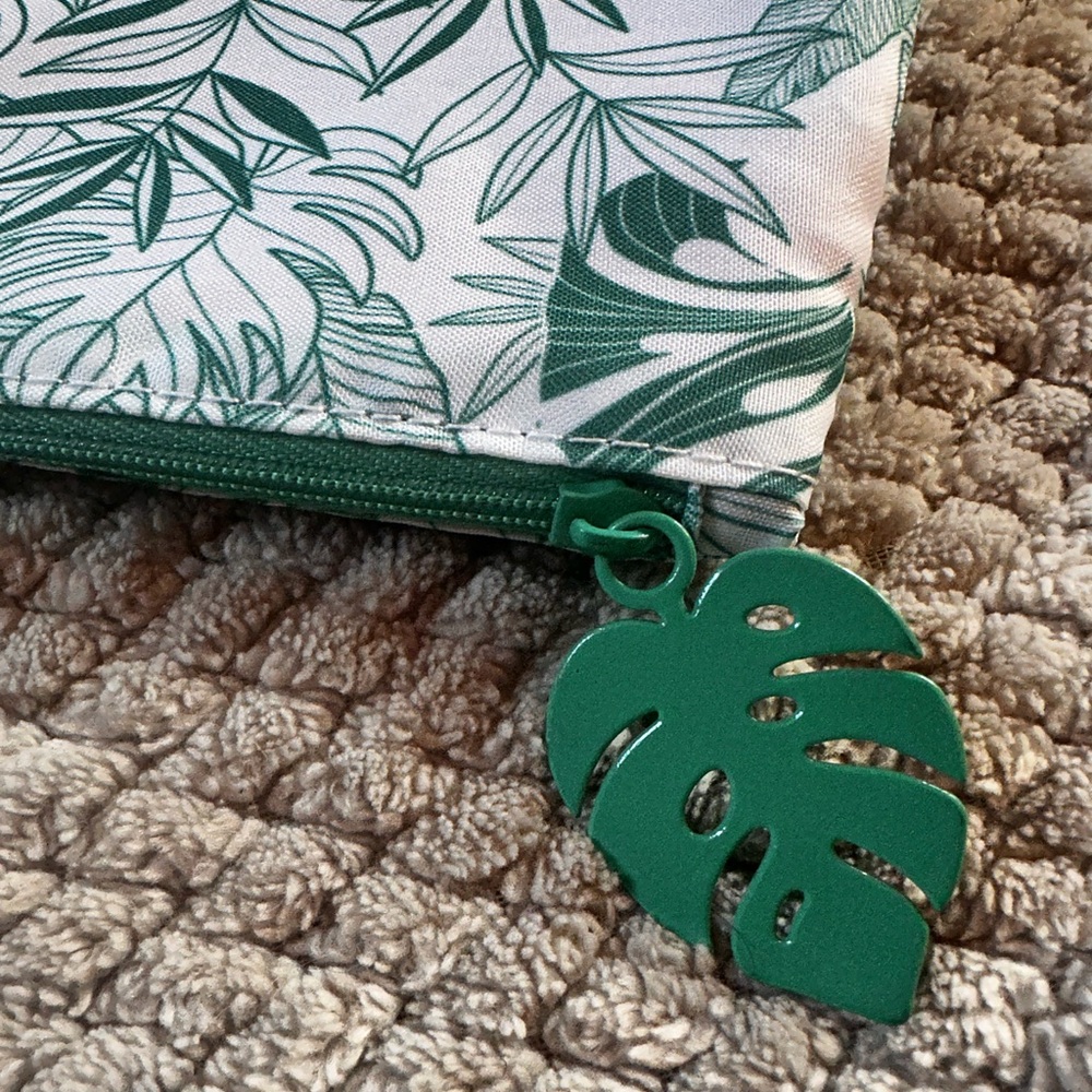 NEW Ipsy Tropical Leaf Print Small Cosmetic Bag White and Green - Picture 2 of 3